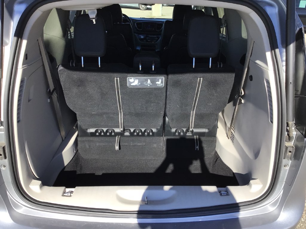 Used 2020 Chrysler Pacifica Touring-L FWD image 22