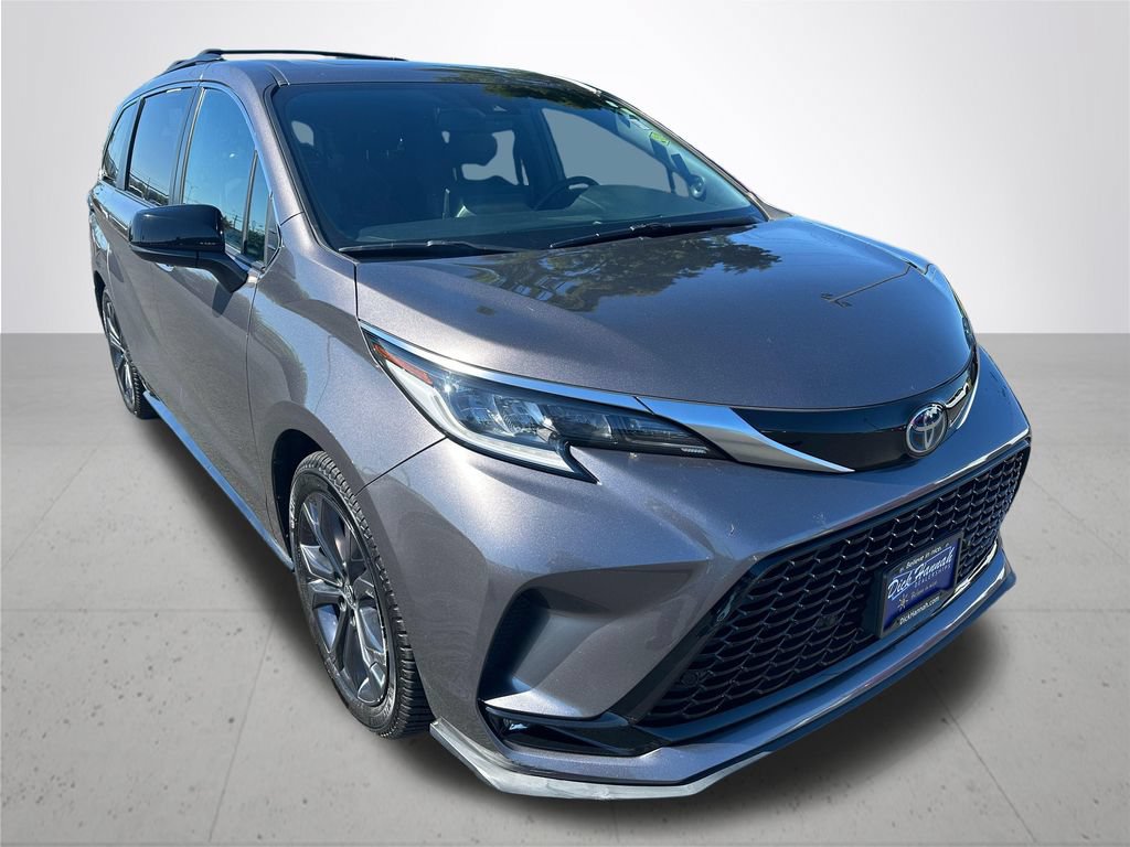 Used 2022 Toyota Sienna XSE w/ XSE Plus Package FWD image 5