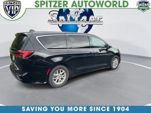 Used 2024 Chrysler Pacifica Touring-L FWD image 9