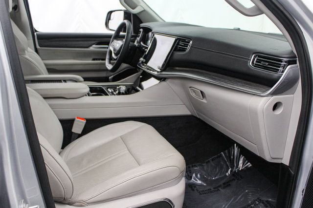 Used 2024 Jeep Wagoneer L Series II w/ Flexible Seating Group RWD image 21