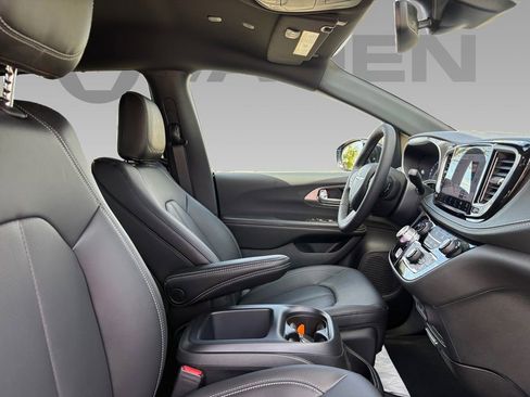 New 2026 Chrysler Pacifica Select image 9