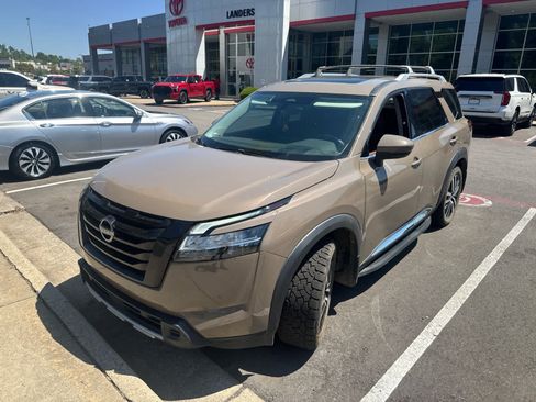 Used 2024 Nissan Pathfinder Platinum w/ Lighting Package (N93) FWD image 2