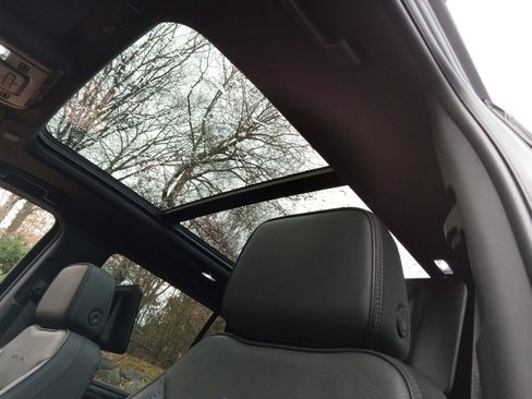 Used 2024 GMC Yukon Denali w/ Denali Reserve Package image 11