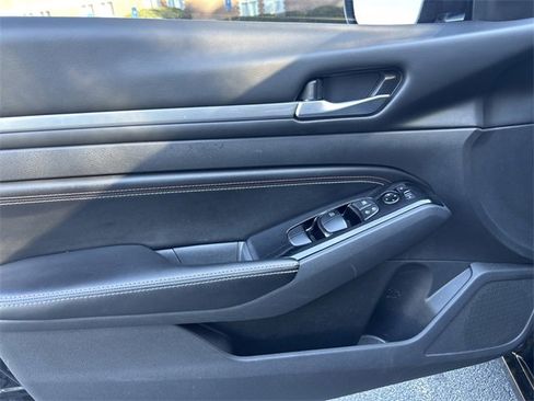 Used 2023 Nissan Altima 2.5 SR w/ SR Premium Package image 19