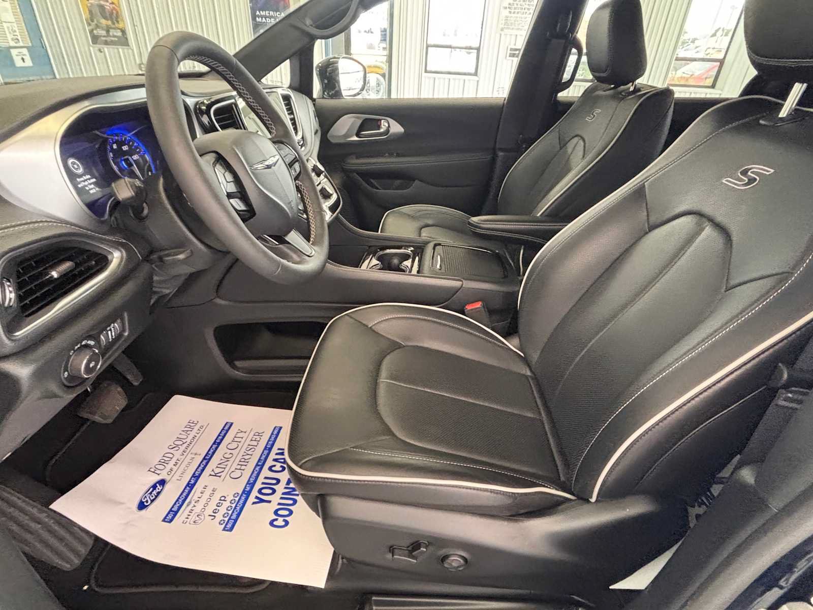 Used 2025 Chrysler Pacifica Select FWD image 18
