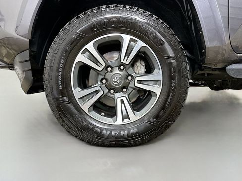 Used 2018 Toyota Tacoma TRD Sport image 35