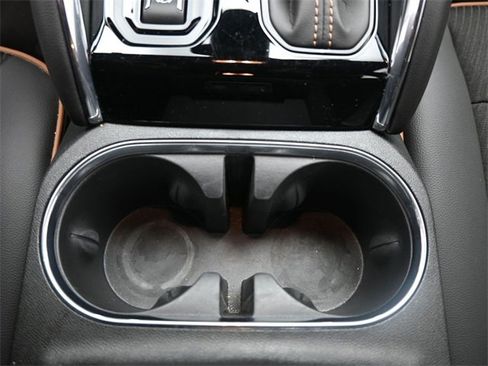 Used 2024 GMC Canyon AT4 w/ Technology Package image 9