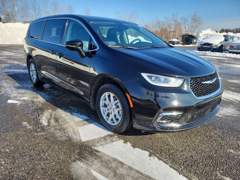 Used 2024 Chrysler Pacifica Touring-L image 3
