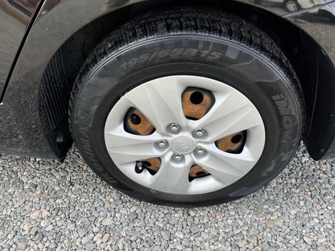 Used 2017 Kia Forte LX image 11