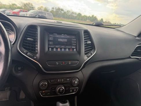 Used 2021 Jeep Cherokee Latitude Plus AWD/4WD image 11