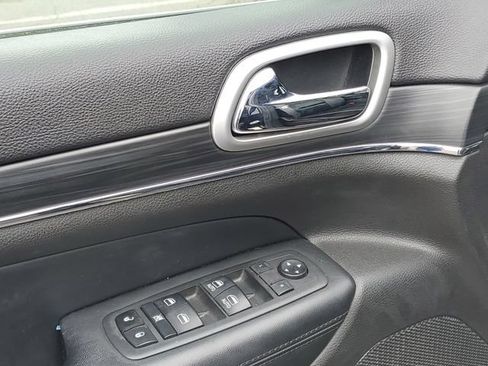 Used 2019 Jeep Grand Cherokee Limited AWD/4WD image 24