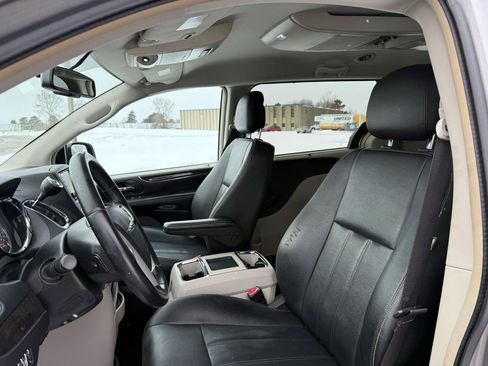Used 2015 Chrysler Town & Country Touring w/ Driver Convenience Group image 18