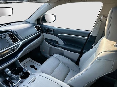 Used 2019 Toyota Highlander Limited image 25