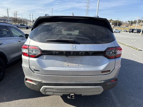 Used 2025 Honda Pilot TrailSport image 9