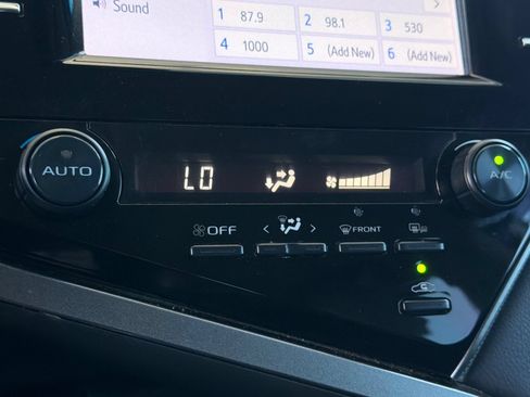 Used 2019 Toyota Camry SE w/ Convenience Package FWD image 21