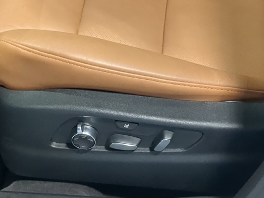 Used 2024 Cadillac XT4 Premium Luxury AWD/4WD image 17