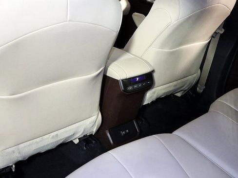 Used 2020 Toyota Highlander XLE image 29