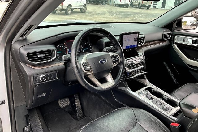 Used 2021 Ford Explorer Limited w/ Equipment Group 301A AWD/4WD image 17