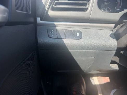 Used 2019 Hyundai Elantra SE FWD image 14