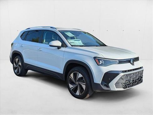 New 2025 Volkswagen Taos SE image 3