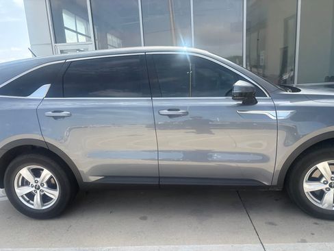 Used 2023 Kia Sorento LX FWD image 4