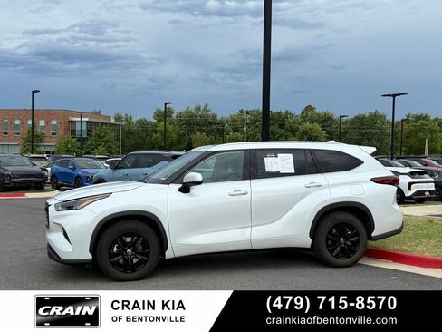 Used 2022 Toyota Highlander XLE FWD image 4