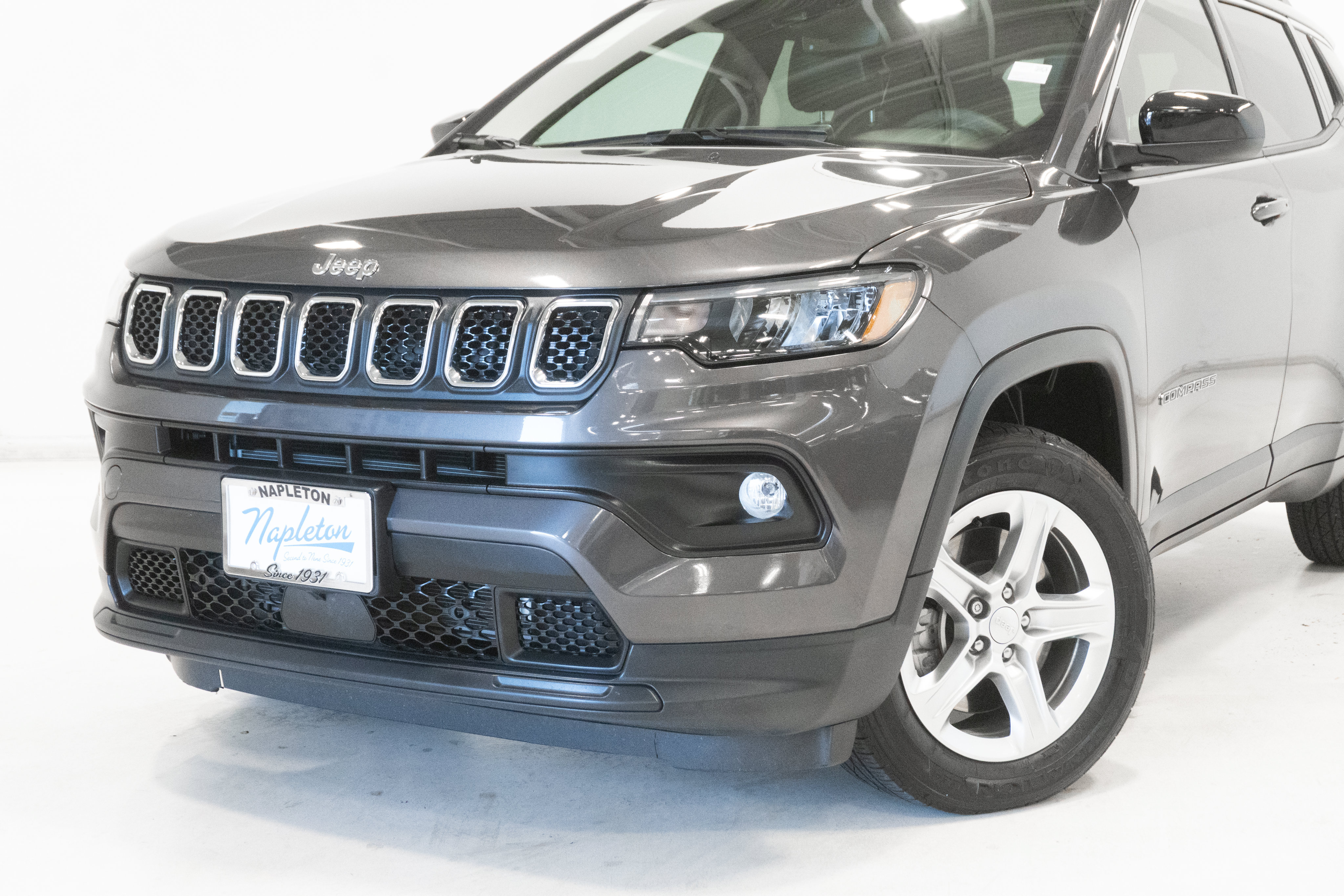 Used 2024 Jeep Compass Latitude w/ Convenience Group AWD/4WD image 2