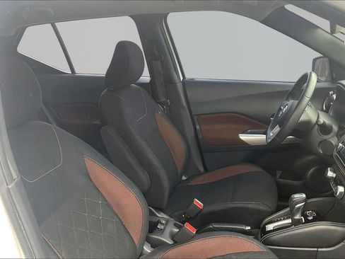 Used 2018 Nissan Kicks SR image 30