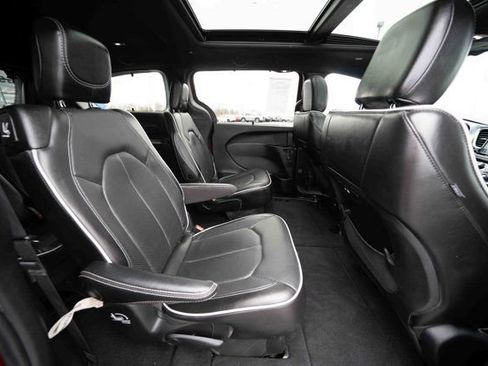 Used 2025 Chrysler Pacifica Limited FWD image 25