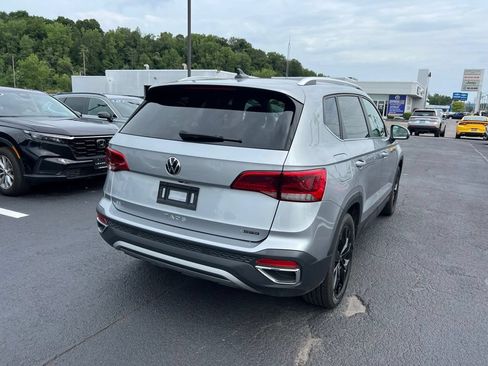 Used 2023 Volkswagen Taos SE w/ Panoramic Sunroof Package AWD/4WD image 5