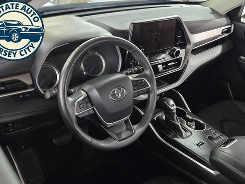Used 2024 Toyota Highlander XLE AWD/4WD image 11
