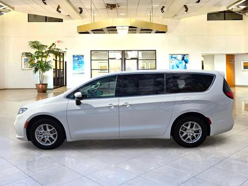 Used 2023 Chrysler Pacifica Touring-L FWD image 8
