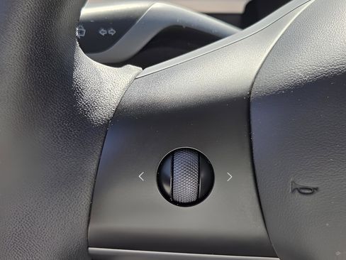 Used 2023 Tesla Model Y Performance image 24