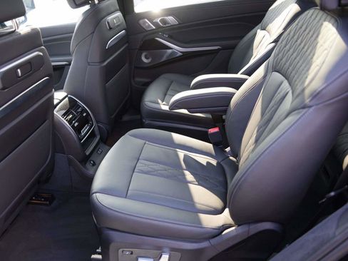 Used 2025 BMW X7 M60i image 10