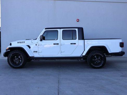 Used 2025 Jeep Gladiator Sport image 2