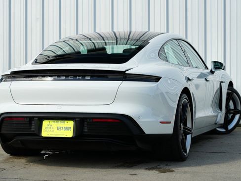Used 2021 Porsche Taycan image 5