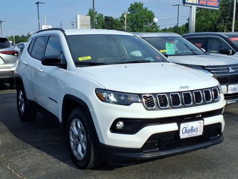 Used 2025 Jeep Compass Latitude AWD/4WD image 3