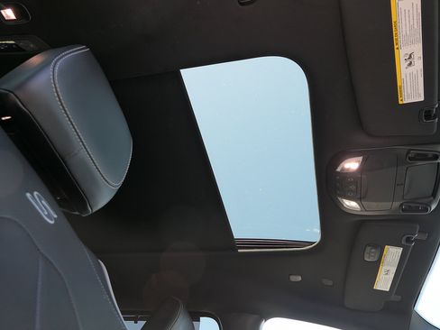 Used 2024 Chrysler Pacifica Premium FWD image 27