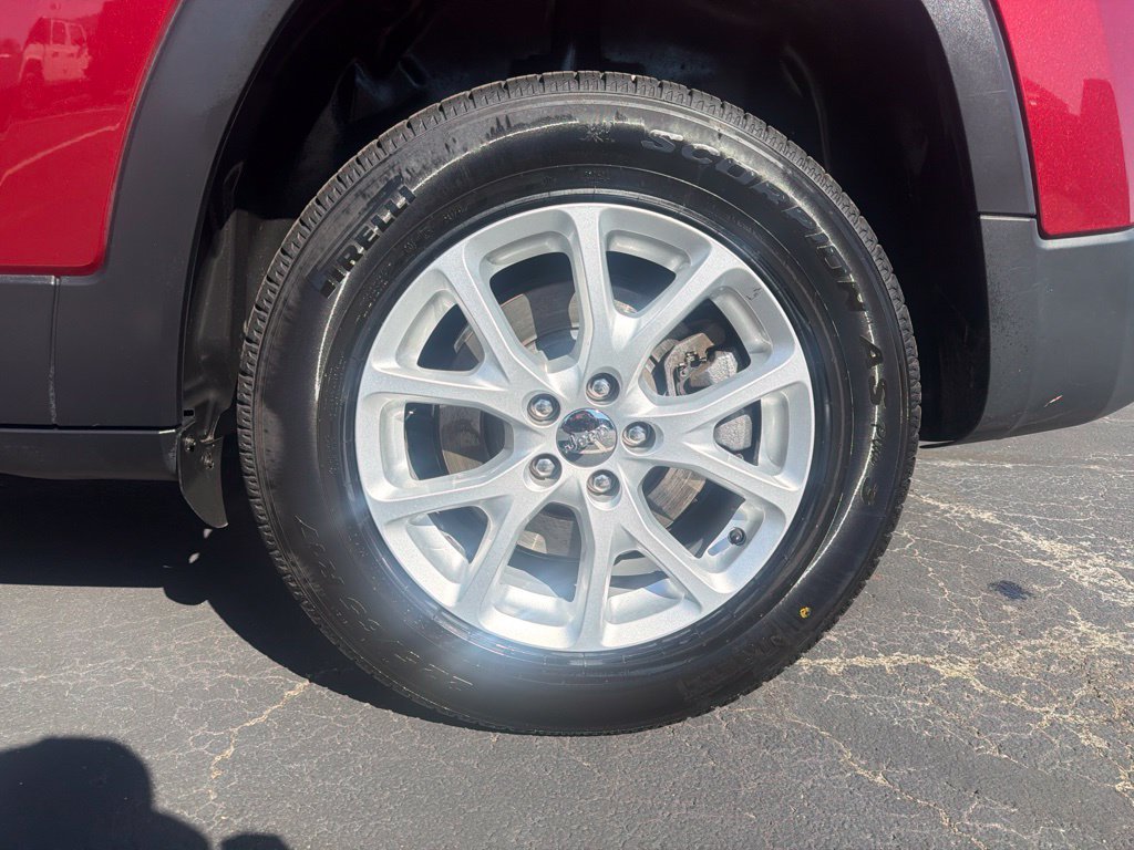Used 2016 Jeep Cherokee Latitude w/ Cold Weather Group AWD/4WD image 39