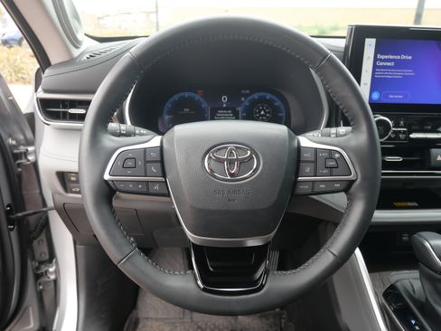 Used 2024 Toyota Highlander LE image 12
