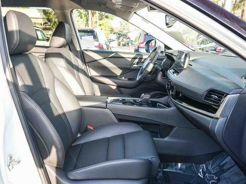 Used 2025 Nissan Rogue SL FWD image 15