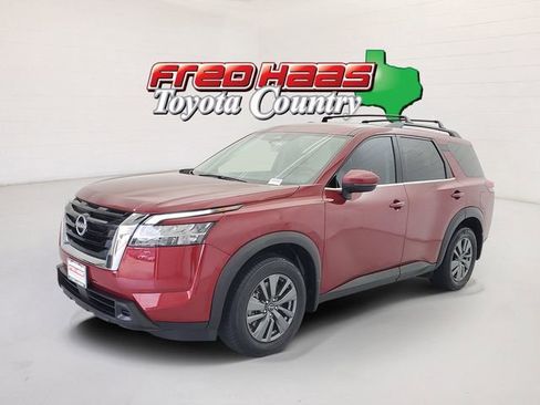 Used 2022 Nissan Pathfinder SV FWD image 1