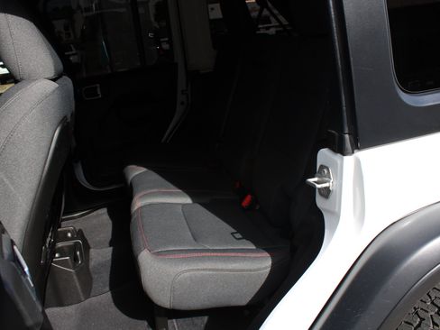 Used 2025 Jeep Wrangler Unlimited Rubicon AWD/4WD image 19