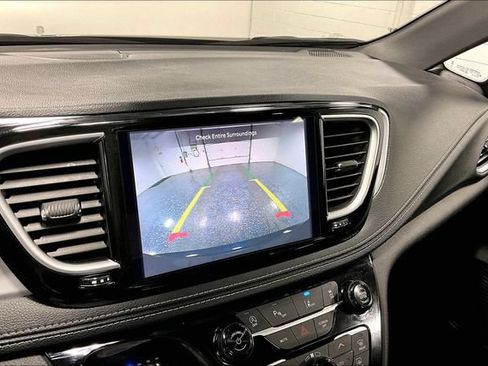 Used 2025 Chrysler Pacifica Limited FWD image 15