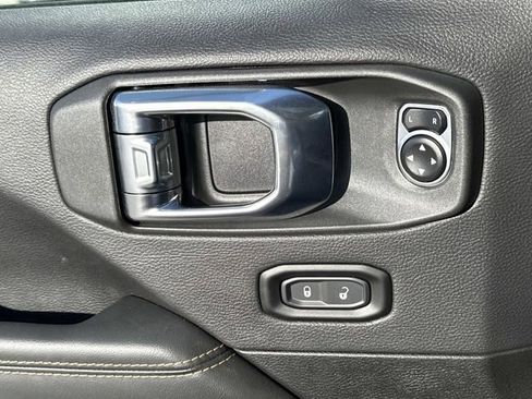 Used 2025 Jeep Wrangler Unlimited Sahara image 18