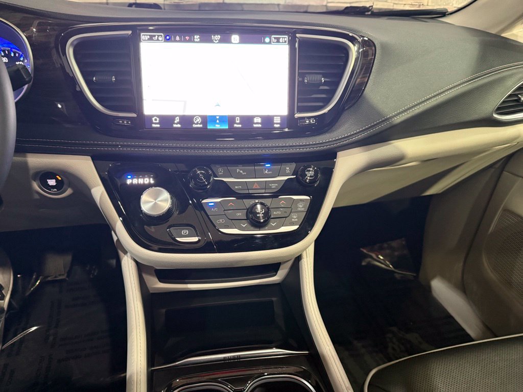 Used 2024 Chrysler Pacifica Limited AWD/4WD image 19