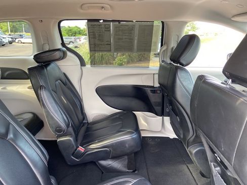 Used 2023 Chrysler Pacifica Touring-L FWD image 21