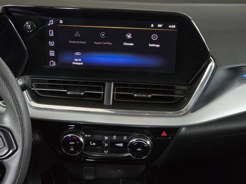 Used 2025 Chevrolet Trax LT FWD image 16