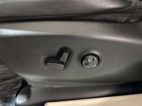 Used 2023 Chrysler Pacifica Touring-L w/ Uconnect Theater Family Group FWD image 19
