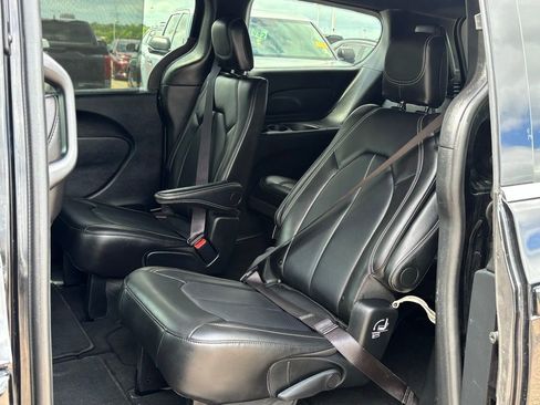 Used 2025 Chrysler Pacifica Select FWD image 8
